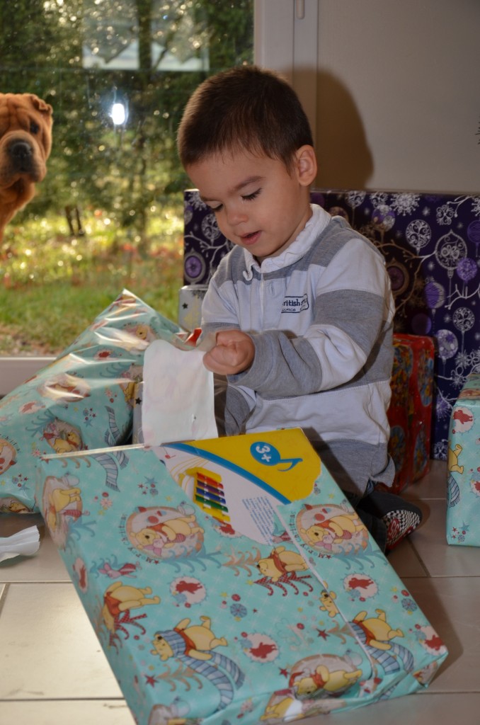 Quentin découvre les joies de déchirer le papier cadeau....
